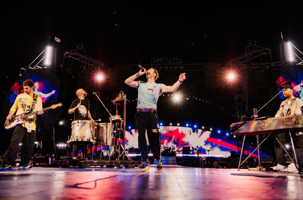 Coldplay encanta fãs com momentos inesquecíveis em show em Boston