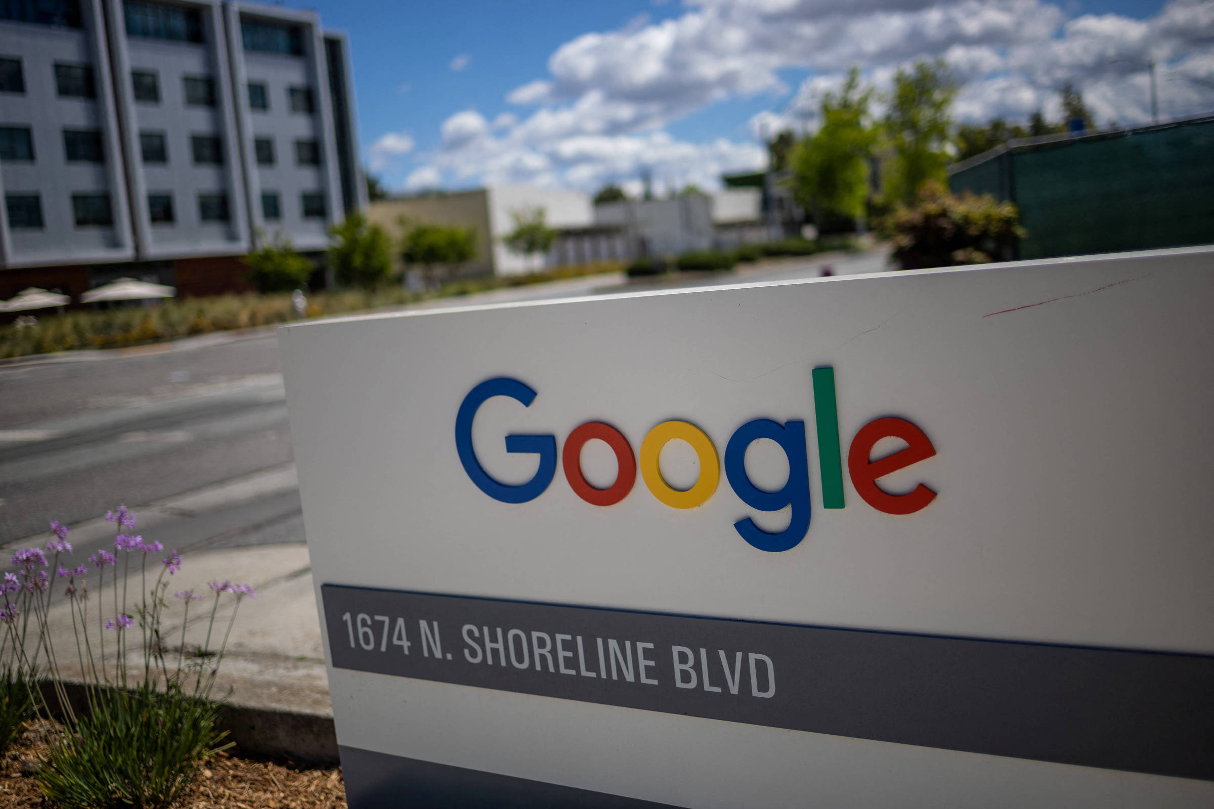 Google busca manter liderança em pesquisa com avanço de chatbots de IA