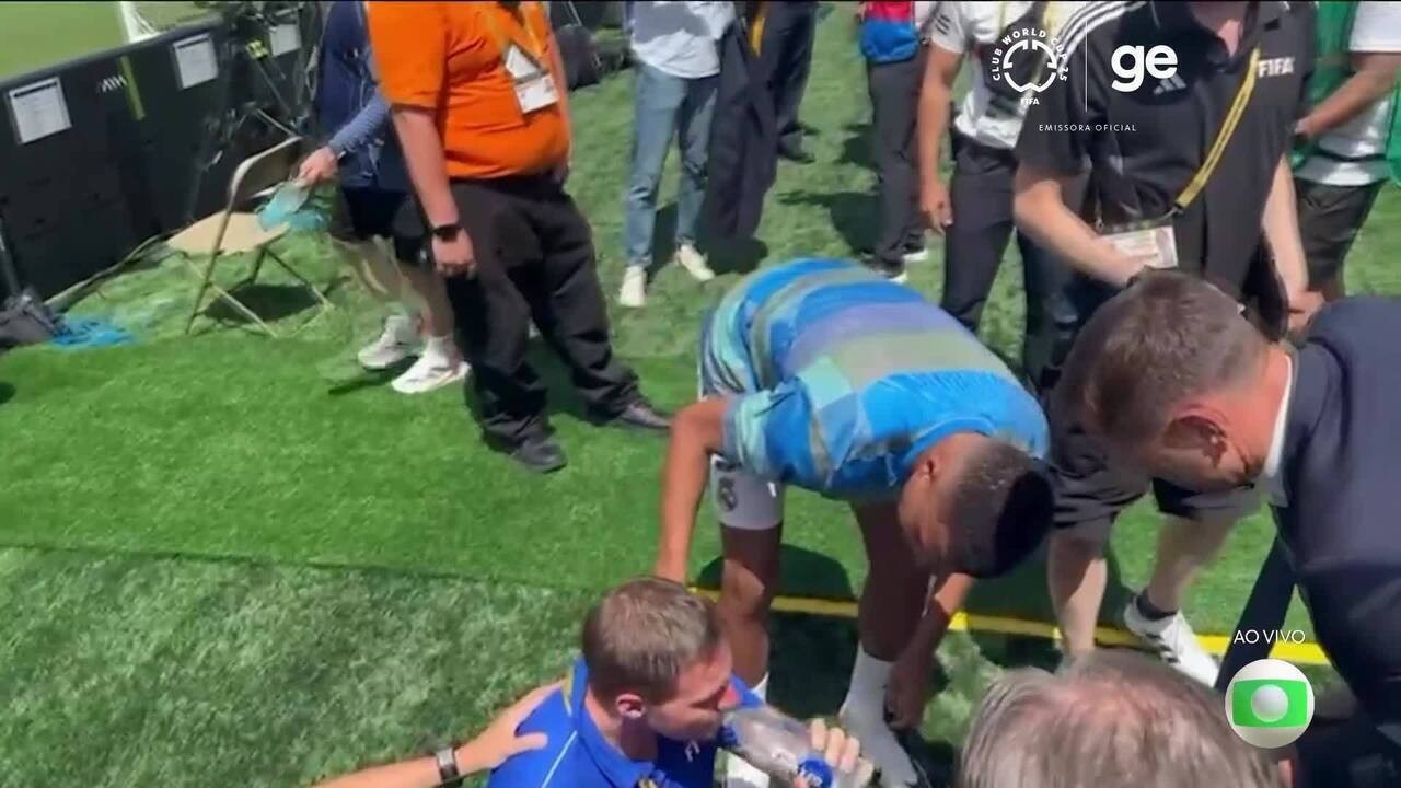 Mbappé acerta voluntário da Fifa com bola e o socorre em gesto solidário