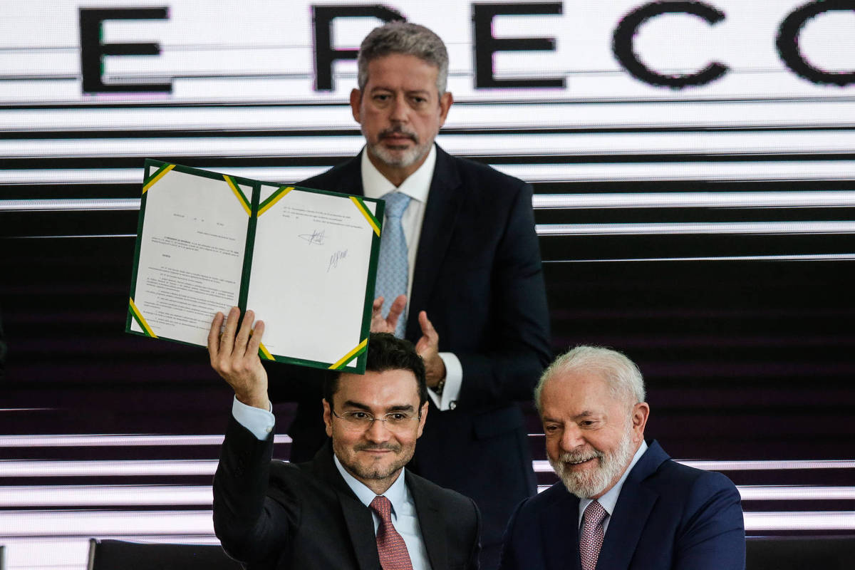 Cerimonia de posse de Celso Sabino (União Brasil) no Ministério do Turismo, com a presença de Lula; ao fundo, o então presidente da Câmara dos Deputados, Arthur Lira (PP) (Foto: Gabriela Biló - 3.ago.2023/Folhapress)