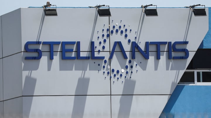 Stellantis enfrenta desafios após downgrade da UBS e queda acentuada nas ações