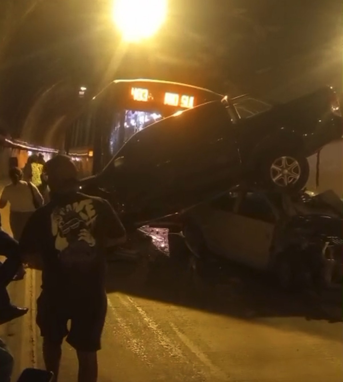 Acidente entre ônibus e carros bloqueia Túnel Marcello Alencar no Centro do Rio
