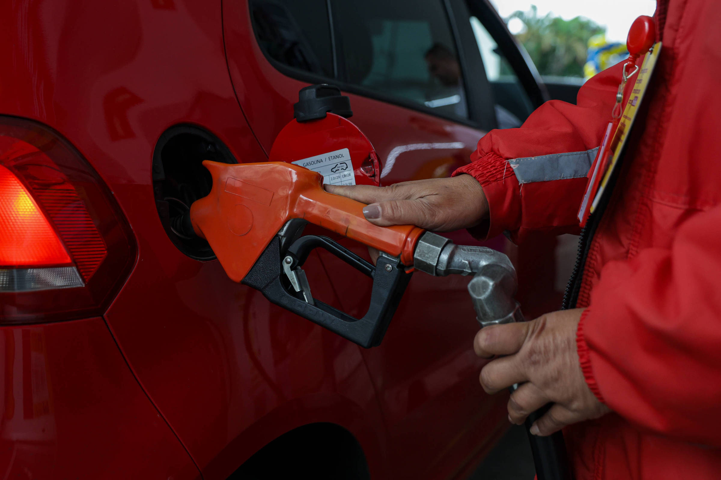 AGU investiga práticas anticoncorrenciais em aumento de preços de combustíveis
