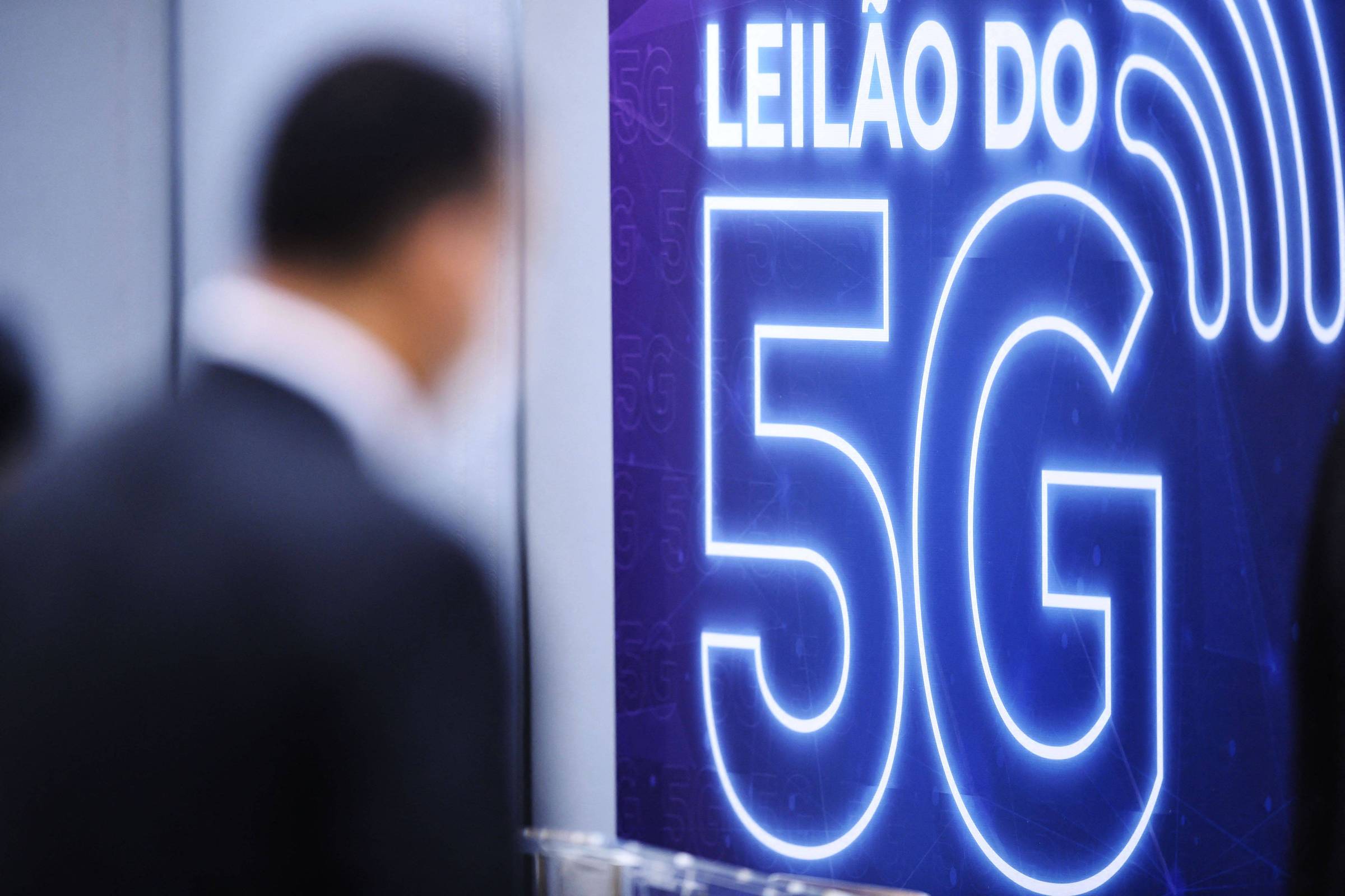 Em 2021, no leilão, foram oferecidos lotes em quatro faixas de frequência: 700 MHz (megahertz); 2,3 GHz (gigahertz); 3,5 GHz; e 26 GHz (Foto: Evaristo Sá - 4.nov.2021/AFP)