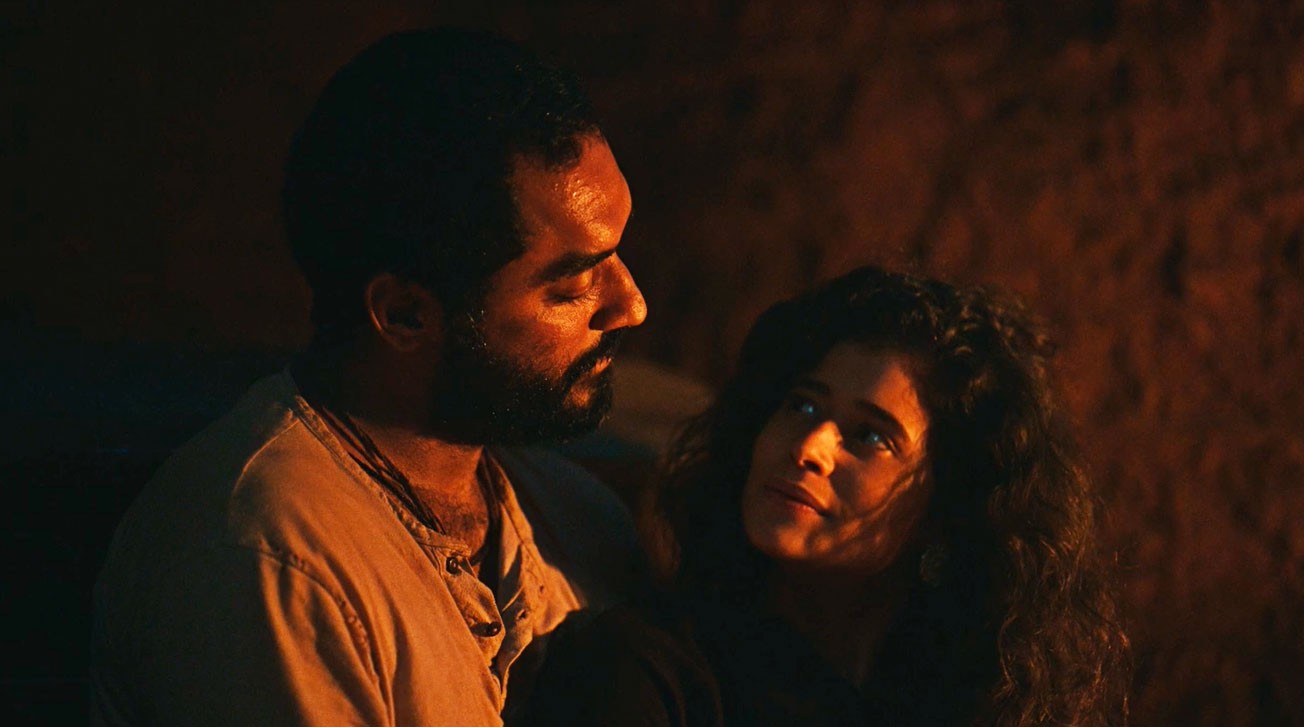 Rosa e Josué vivem momento romântico em 'Guerreiros do Sol'