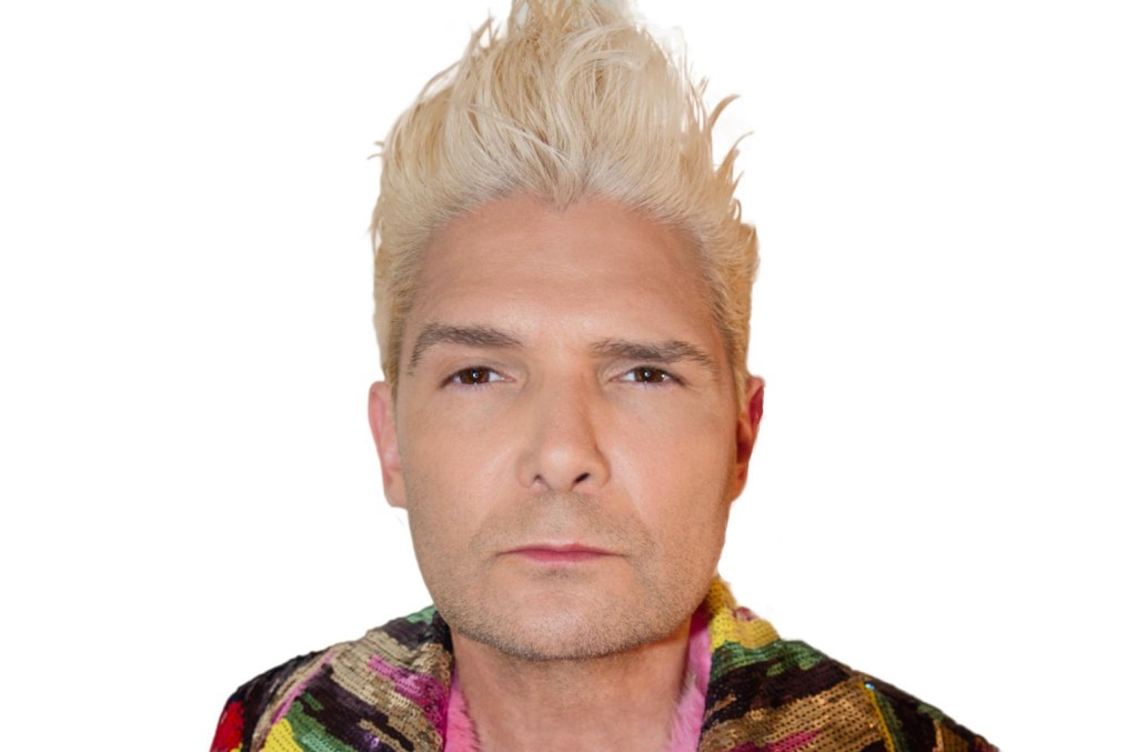 Corey Feldman homenageia os Beatles em novo vídeo sobre seus personagens