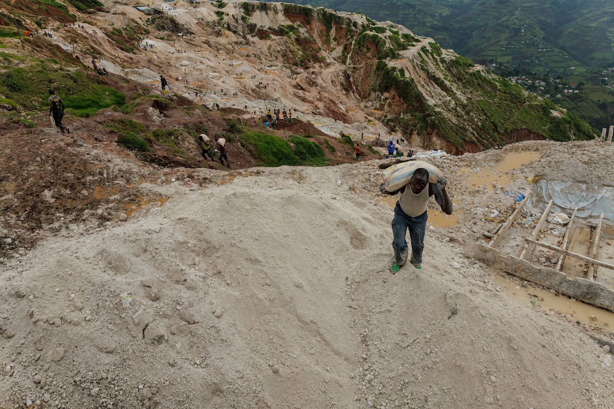 Um trabalhador transporta um saco de mineral na mina de coltán de Rubaya, na cidade de Rubaya, controlada pelos rebeldes do M-23, no leste da República Democrática do Congo, em 24 de março de 2025. (Foto: Zohra Bensemra/REUTERS)