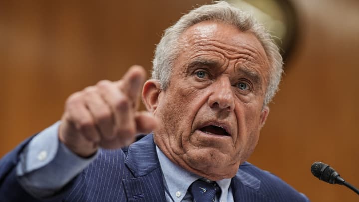 RFK Jr. destitui todos os membros do comitê de vacinas do CDC nos EUA