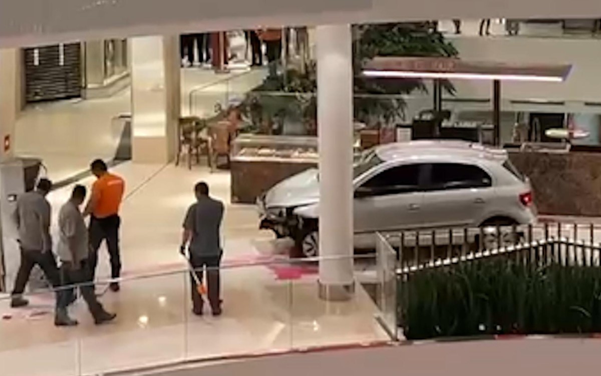 Carro invade segundo andar de shopping em Goiânia e assusta clientes