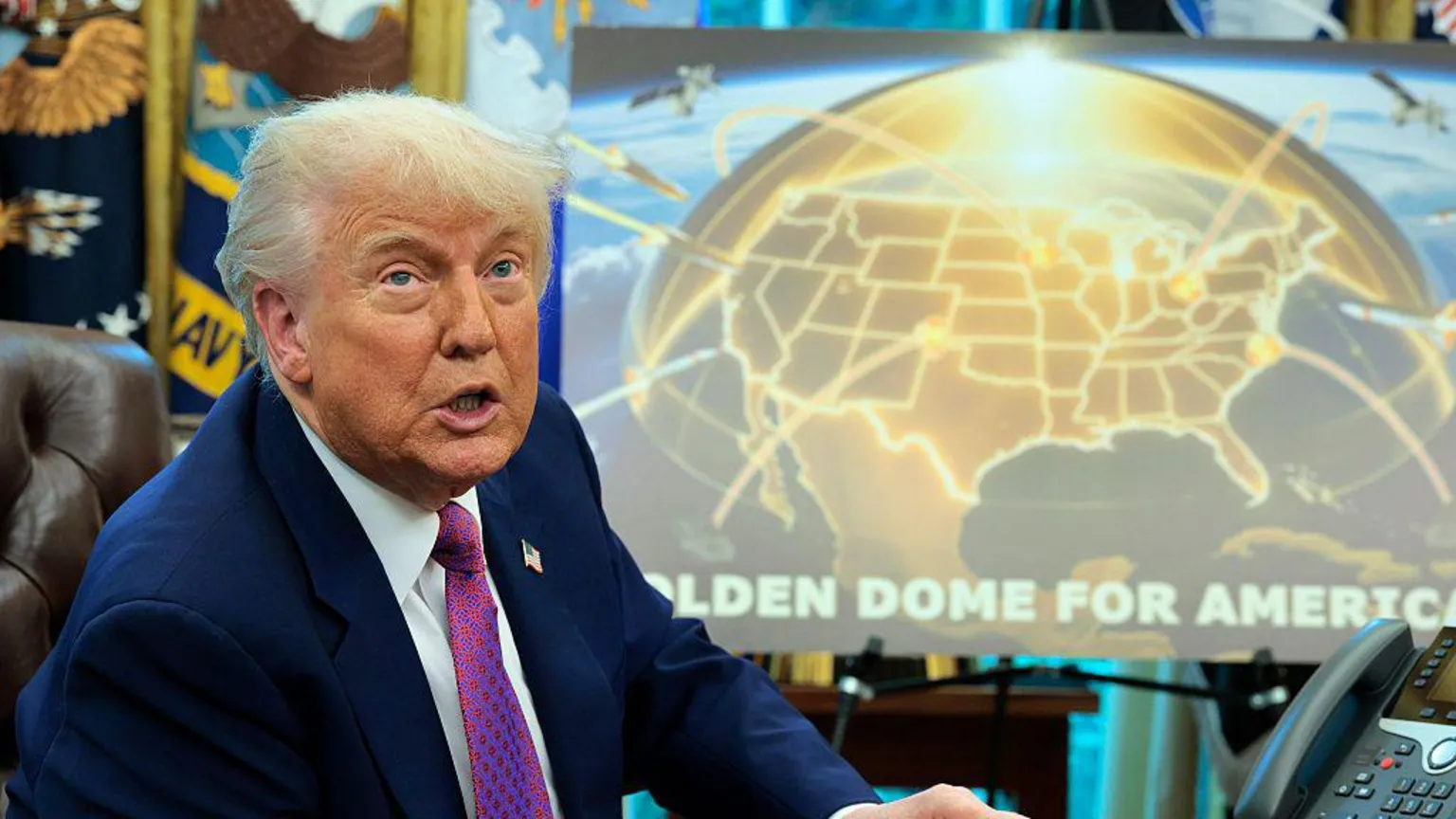 O presidente dos Estados Unidos, Donald Trump, apresenta o projeto de um Domo de Ouro para os Estados Unidos, similar ao Domo de Ferro israelense, na Casa Branca. (Foto: Jim Watson/AFP)