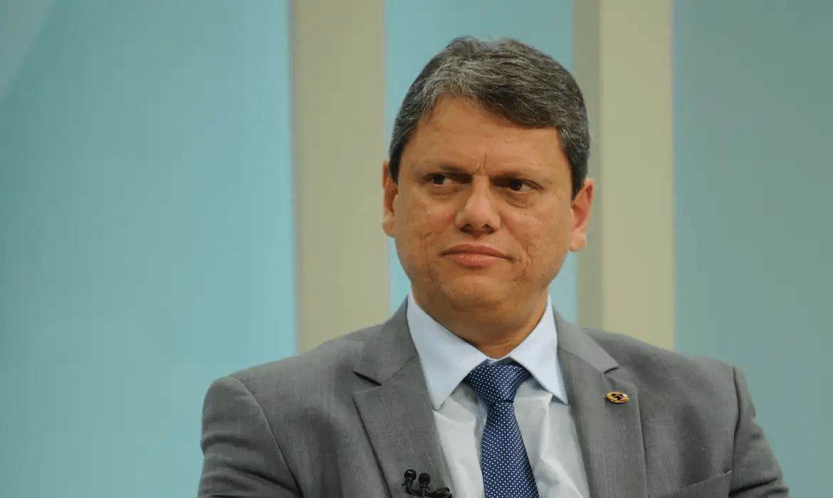 Tarcísio é aclamado como 'futuro presidente' por aliados em evento político