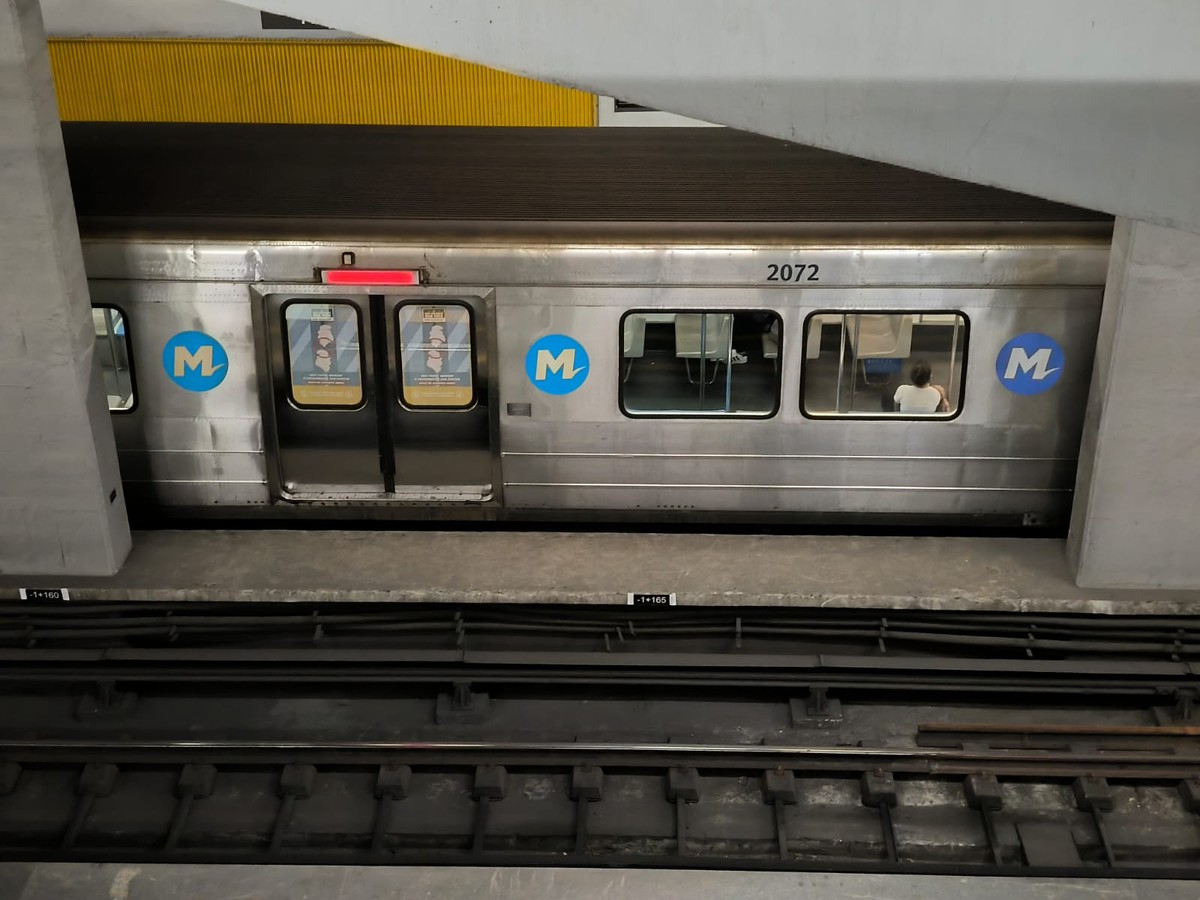 Composição parada na estação Praça Onze durante processo de normalização do sistema, após cerca de 50 minutos de circulação interrompida (Foto: Giampaolo Morgado Braga)  
Metrô do Rio está com operação paralisada na noite desta segunda-feira (Foto: Márcia Foletto)