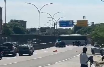 Ônibus atravessado na Linha Amarela é usado como barricada, em meio a confronto da Polícia Militar com criminosos (Foto: Reprodução)