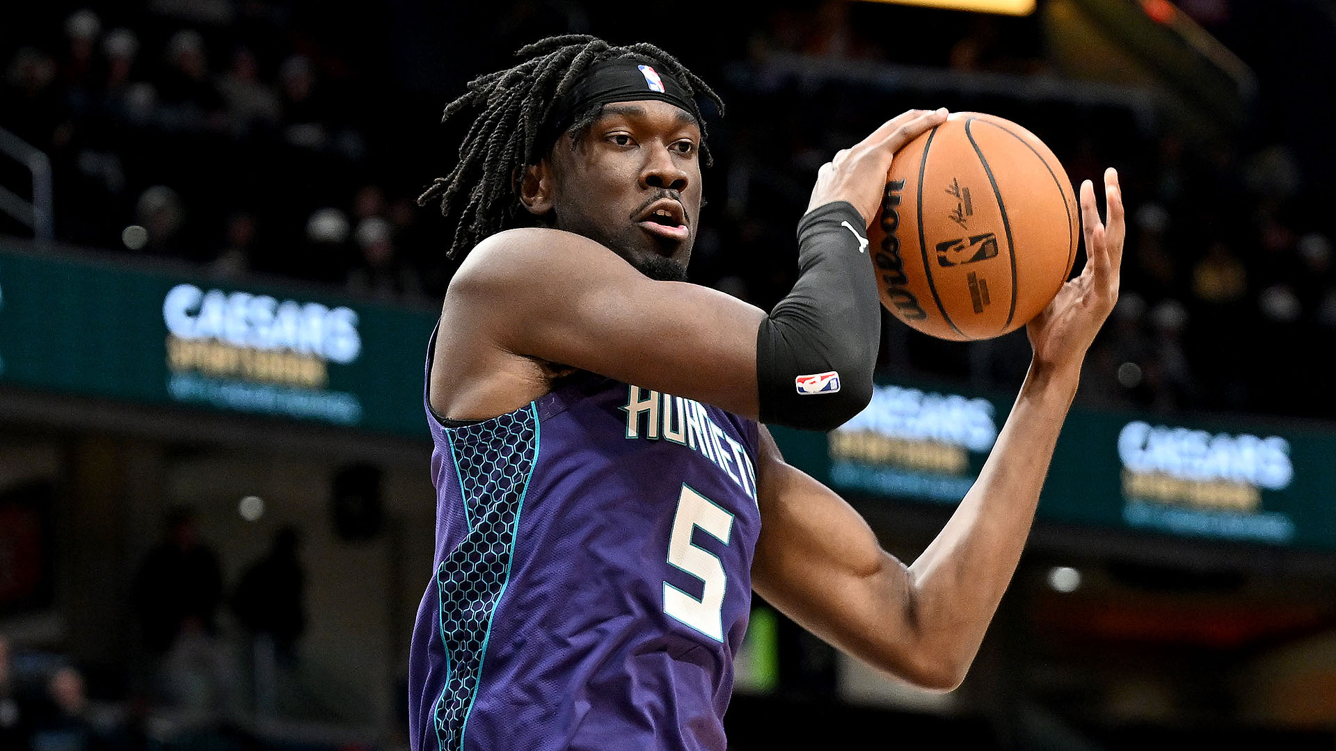 Suns fecham acordo para contratar o pivô Mark Williams, do Hornets