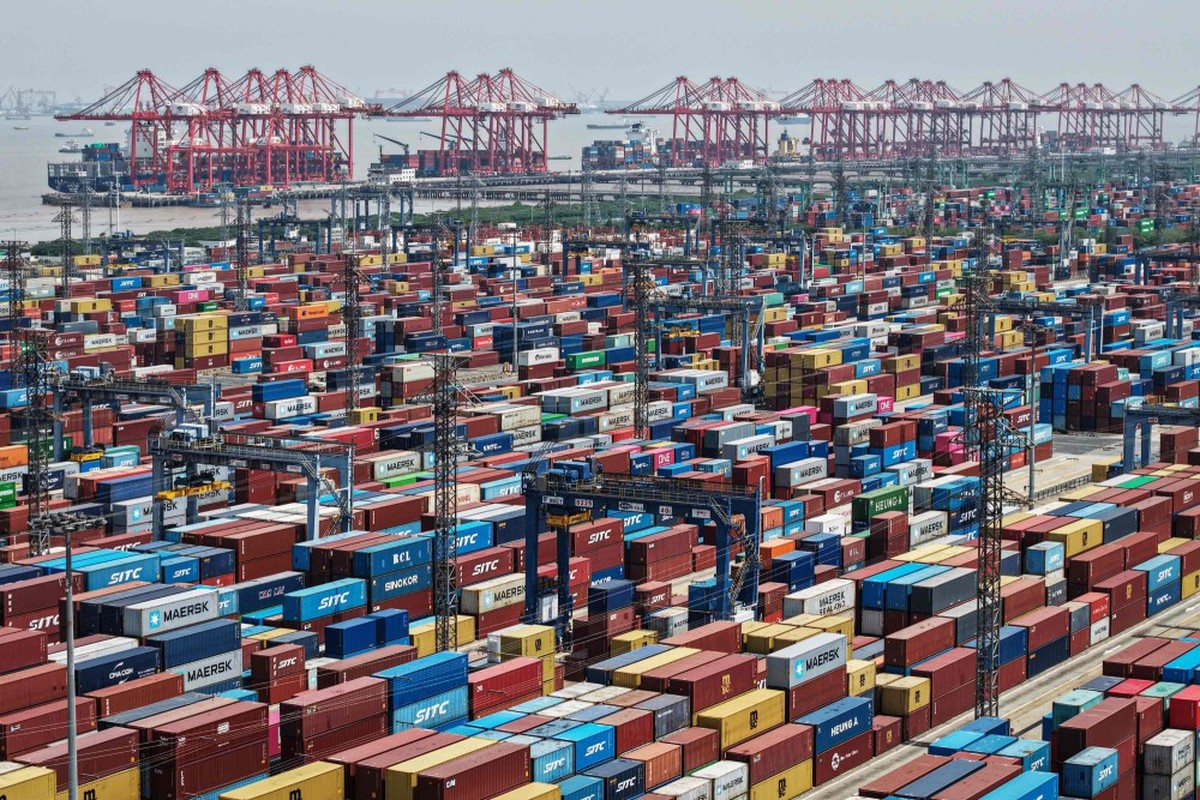 Vista aérea de contêineres em um porto de Xangai, na China (Foto: China OUT / AFP)