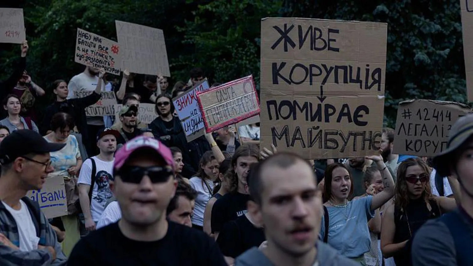 Zelensky enfrenta críticas após retirar independência de órgãos anticorrupção
