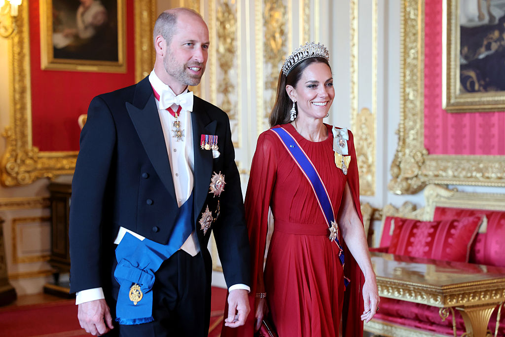Kate Middleton impressiona com looks simbólicos na recepção de Macron na Inglaterra