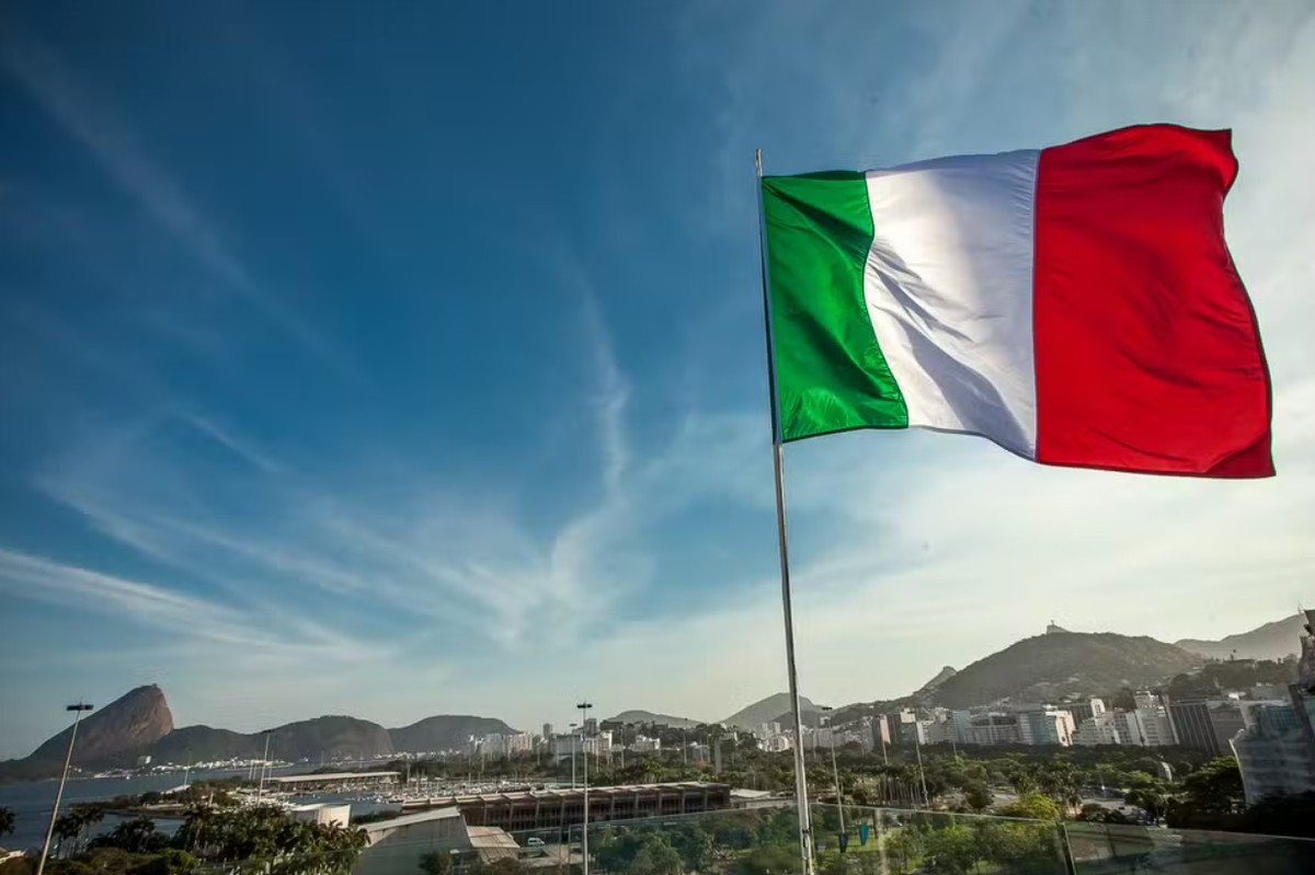 Bandeira da Itália hasteada no Rio de Janeiro, no Consulado Geral da Itália no Brasil (Foto: Consulado Geral da Itália/Divulgação)