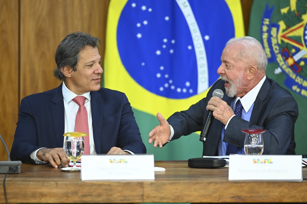 Governo enfrenta desafios fiscais e restrições de gastos até 2026