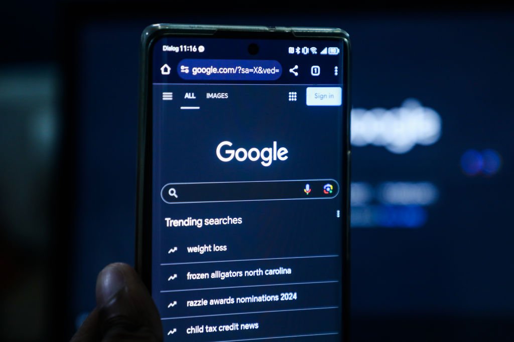 Google lança resumos de notícias gerados por IA no Discover para iOS e Android