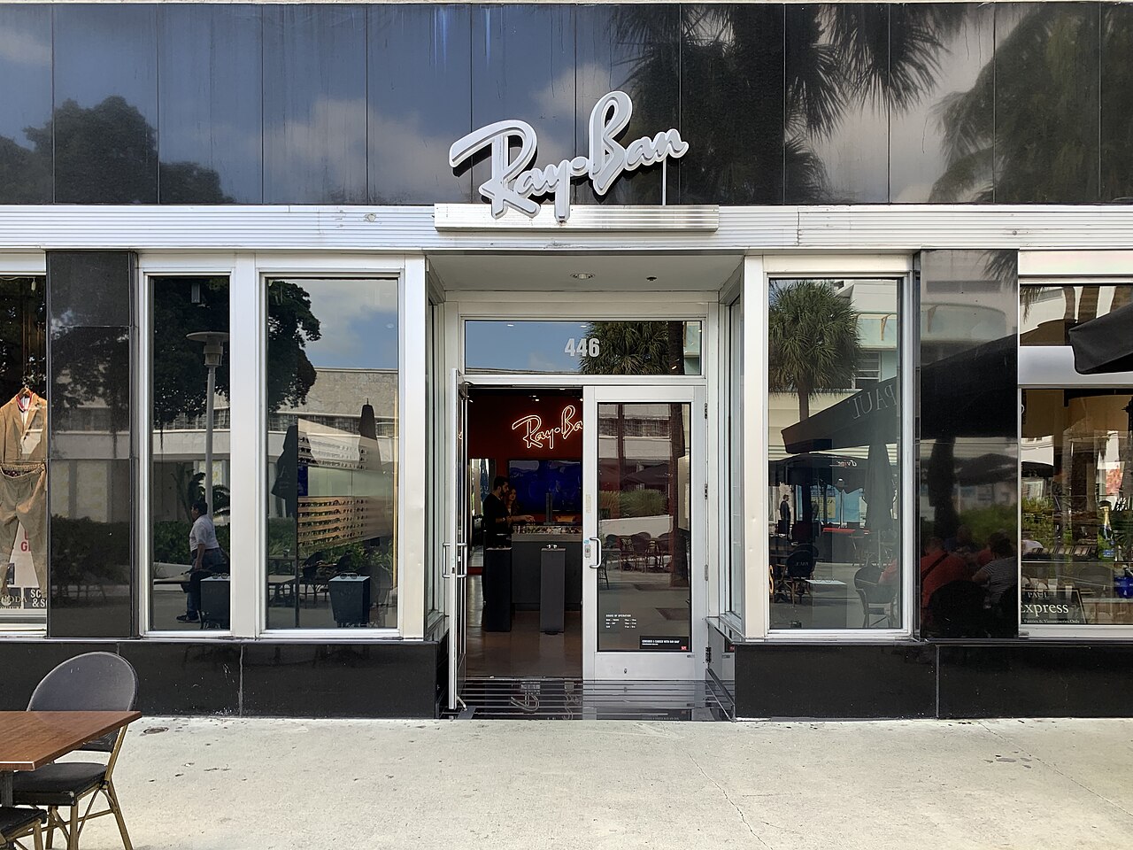Loja Ray-Ban no Lincoln Road Mall em South Beach, Miami Beach, FL (Foto: Phillip Pessar via WikimediaCommons)