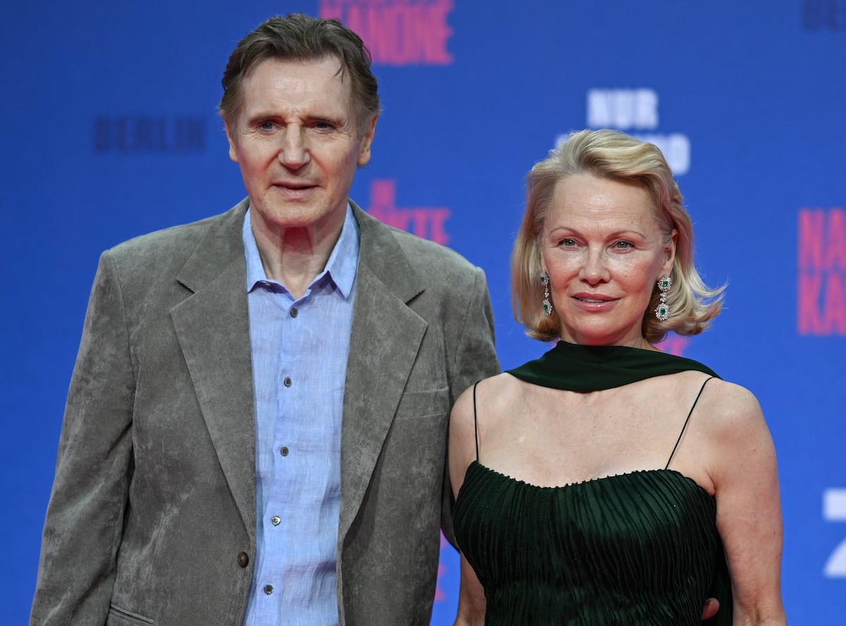 Pamela Anderson e Liam Neeson formam casal inesperado neste verão