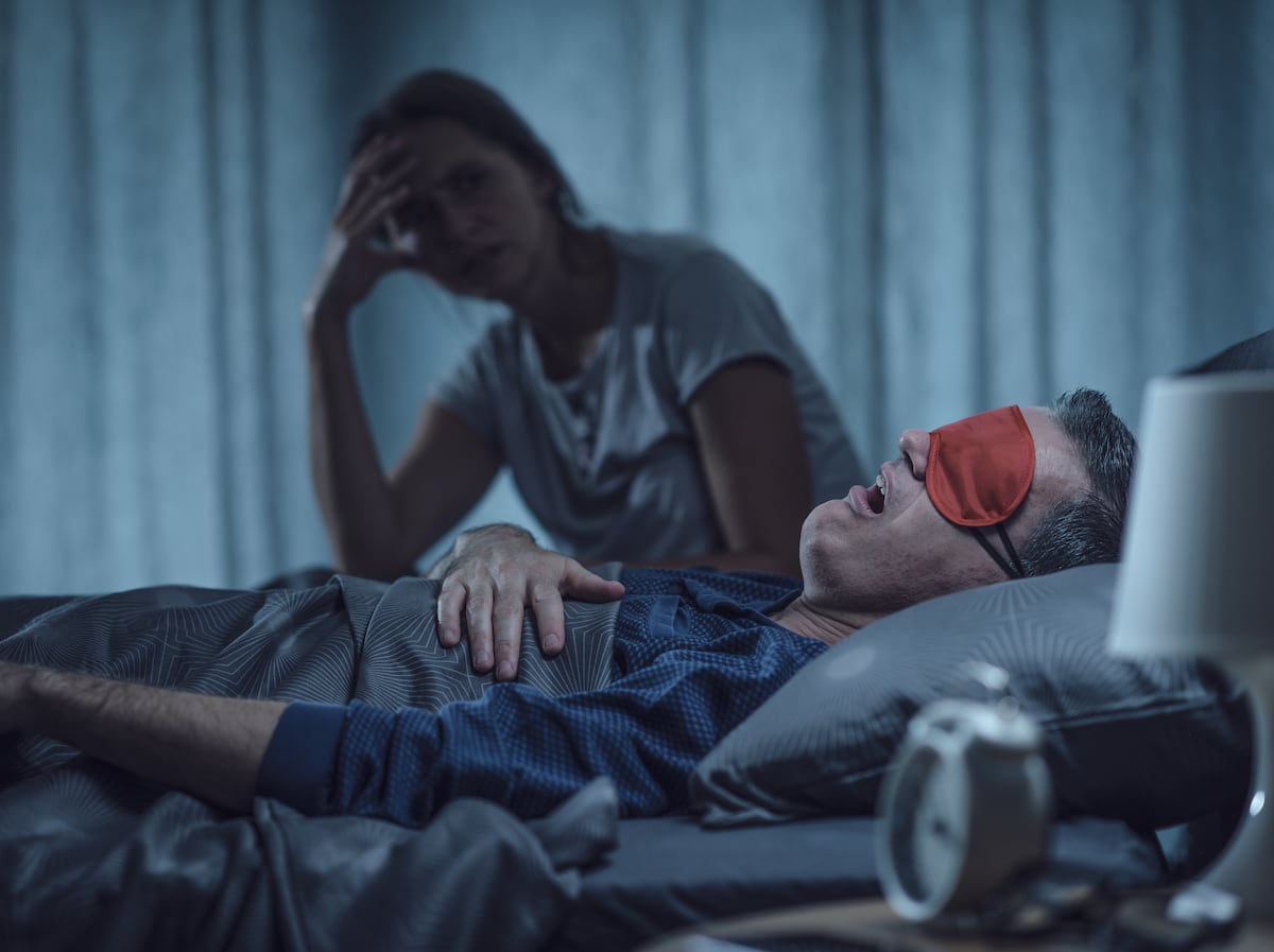 Uma mulher se despierta por la noche por culpa de los ronquidos de su pareja (Foto: demaerre/Getty Images)