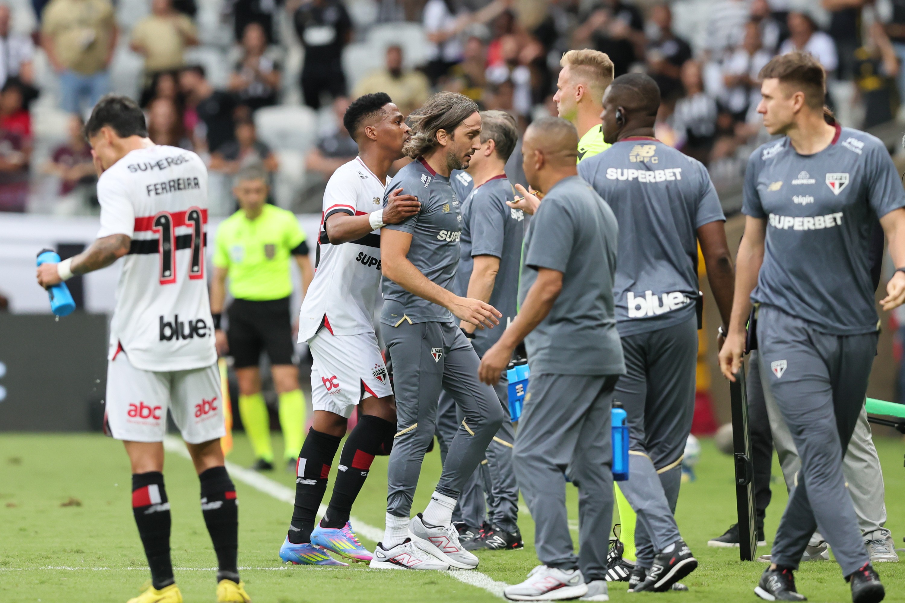 Luis Zubeldía é expulso em partida do São Paulo após protesto contra arbitragem