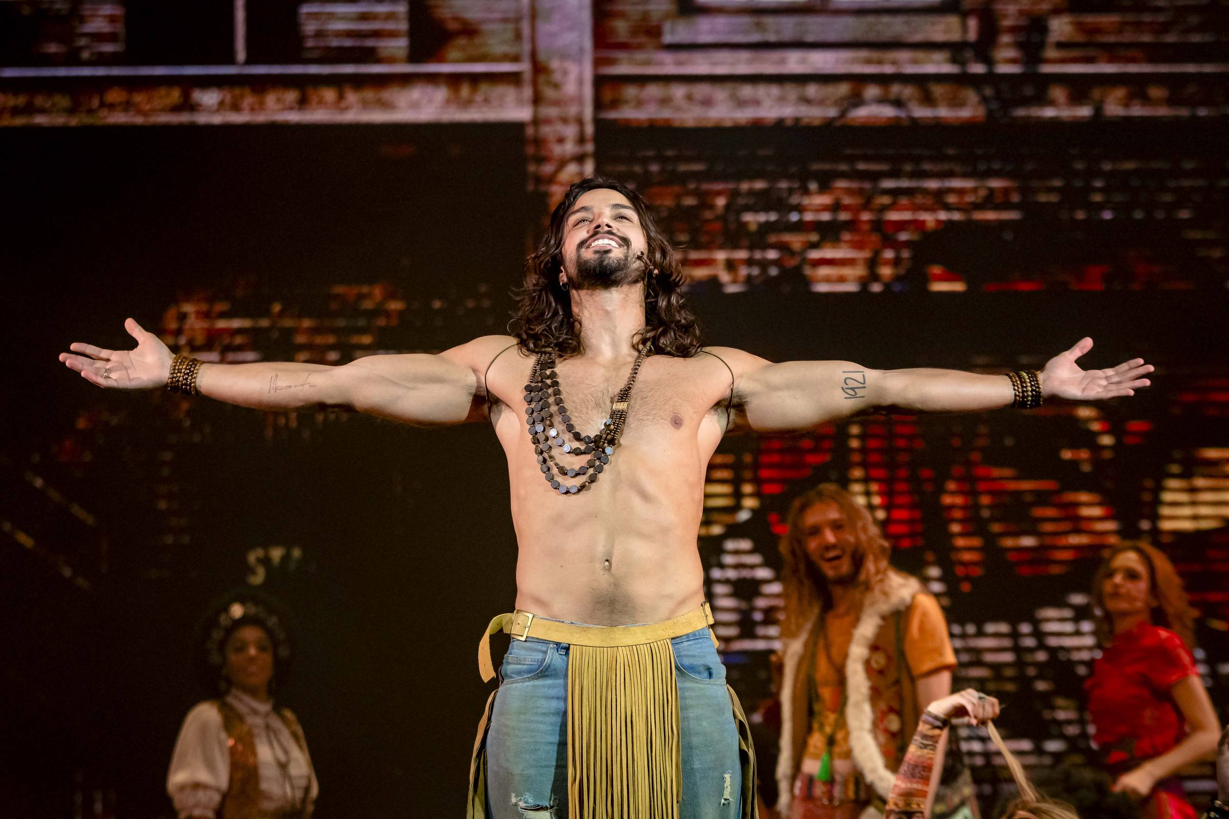 'Hair' de Rodrigo Simas renova o movimento hippie com debates atuais e relevantes
