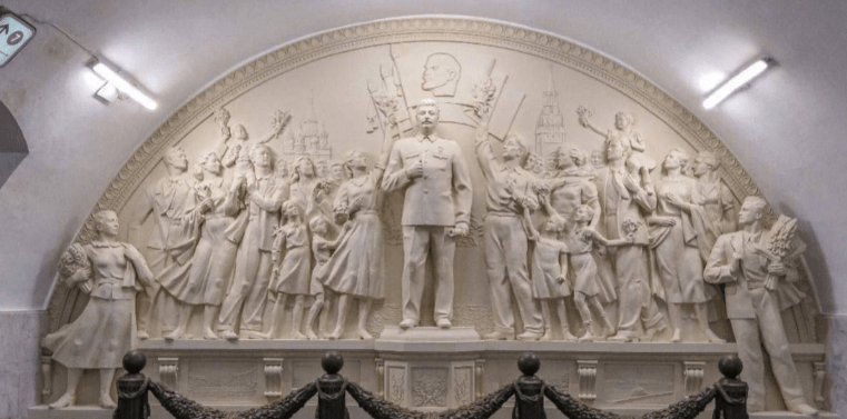 Estátua de Stalin é reinaugurada em Moscou e gera polêmica entre os russos