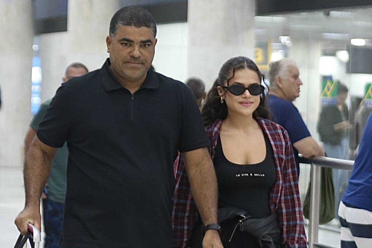 Maisa Silva desembarca no aeroporto Santos Dumont, no Rio, ao lado do pai Celso Andrade (Foto: Priscila Silva - 7.abr.25/AgNews)