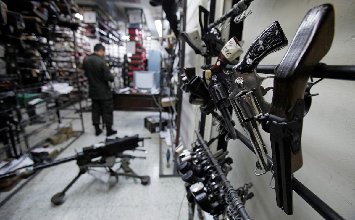 Mercado negro de armas em Colombia escapa ao controle do Ministério da Defesa