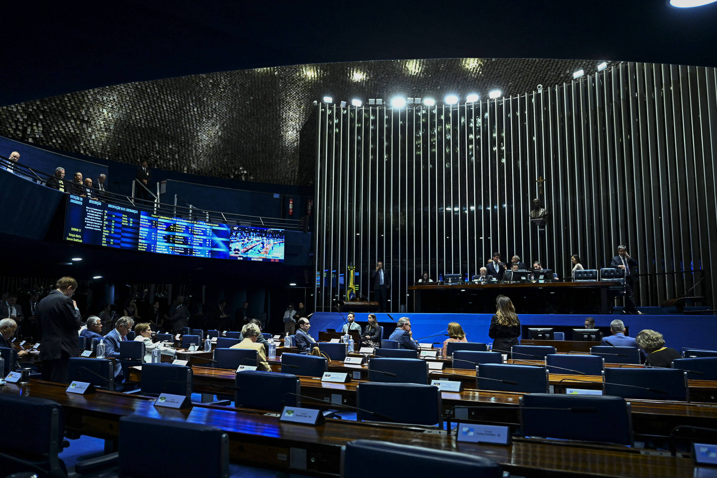 Senado aprova PEC que extingue reeleição para presidentes e governadores em 2030