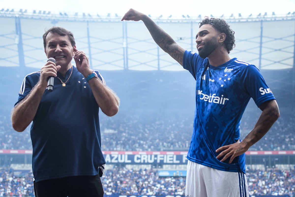 Pedro Lourenço, dono da Sociedade Anônima do Futebol (SAF) do Cruzeiro, na apresentação do atacante Gabigol (Foto: Cruzeiro/Divulgação)