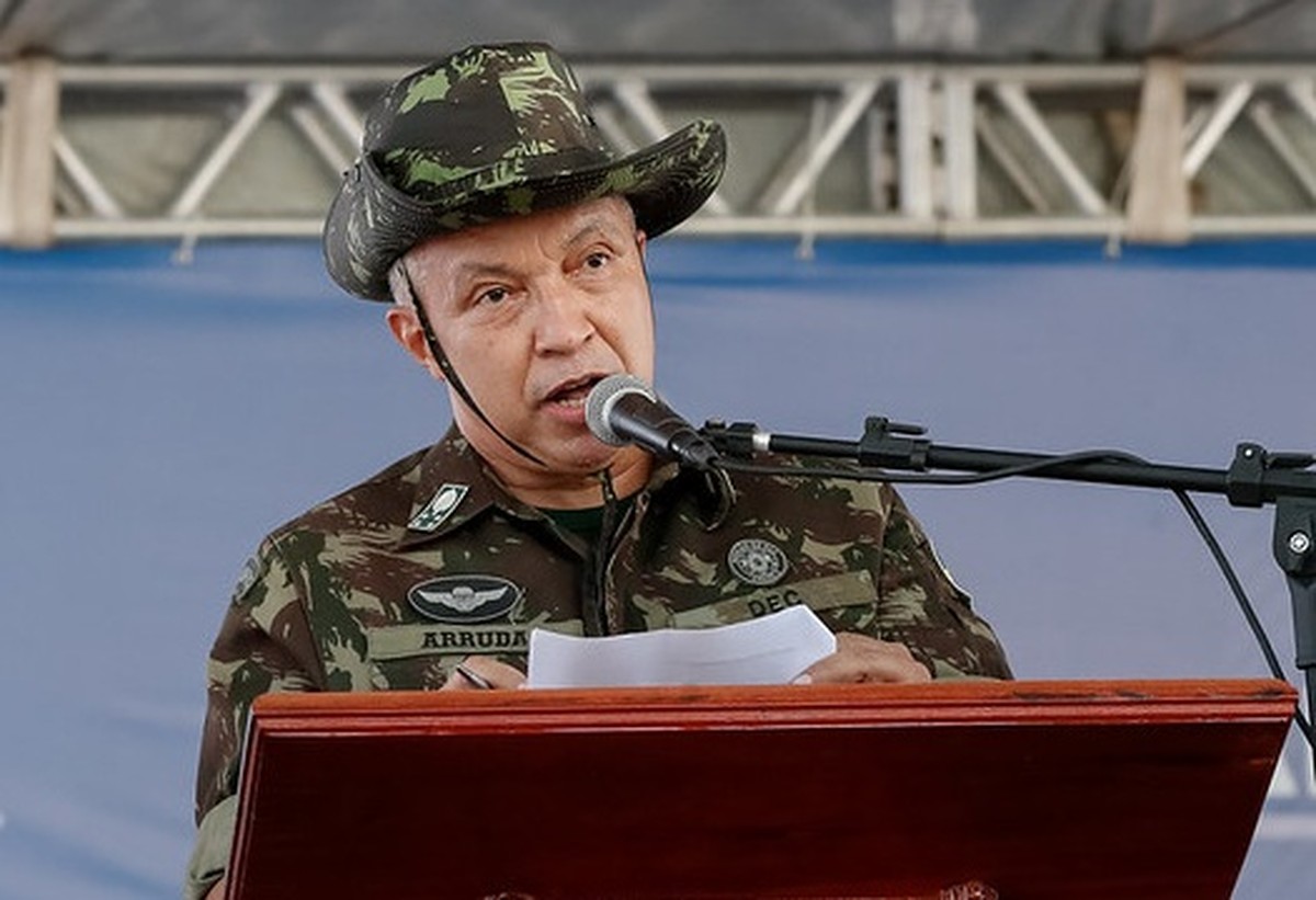 Ex-comandante do Exército se diz surpreso com exoneração por Lula