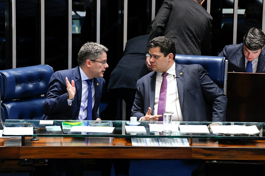 Alessandro Vieira em conversa com Davi Alcolumbre no plenário do Senado (Foto: Divulgação)