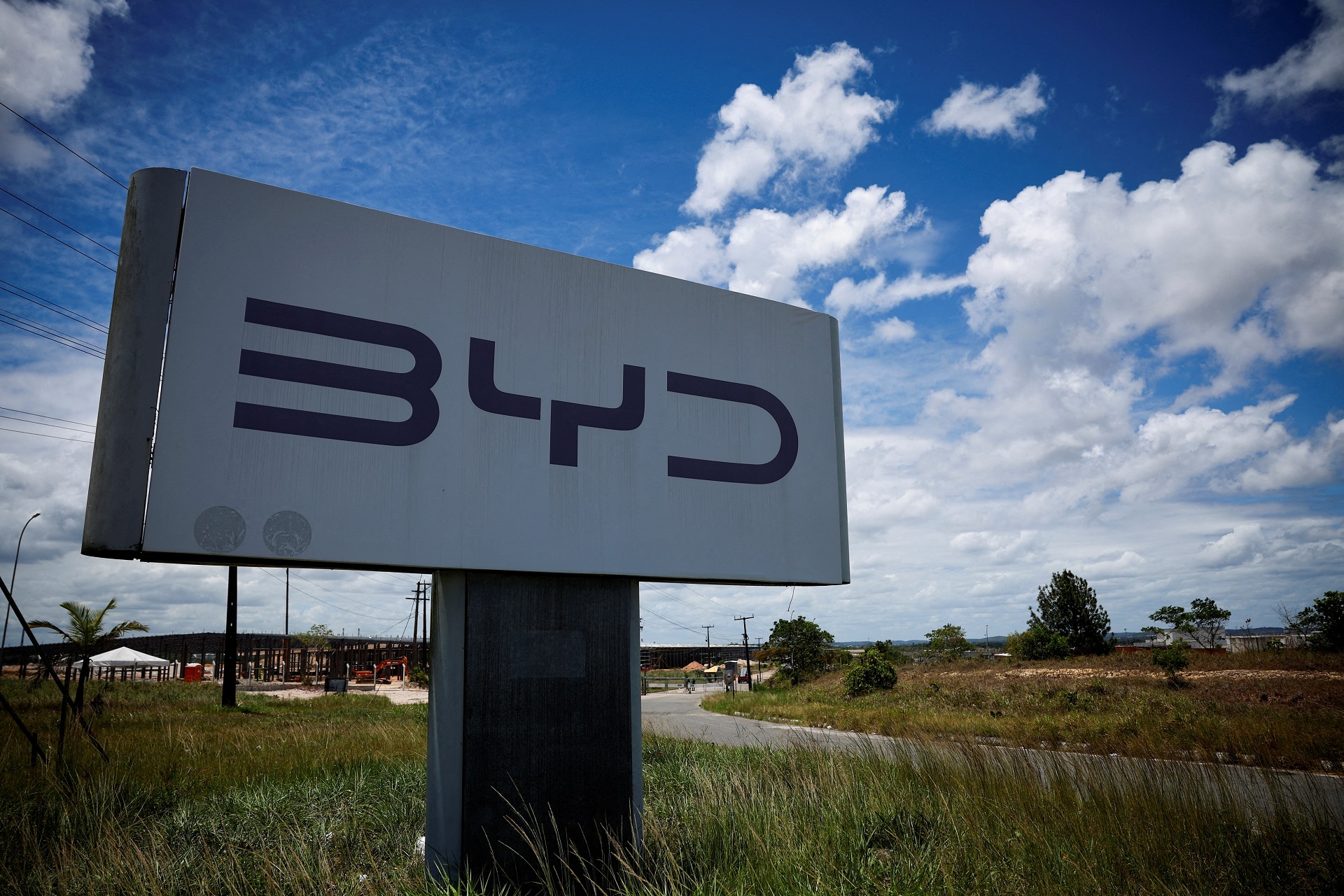 Governo antecipa tarifa de energia e amplia isenção para veículos da BYD