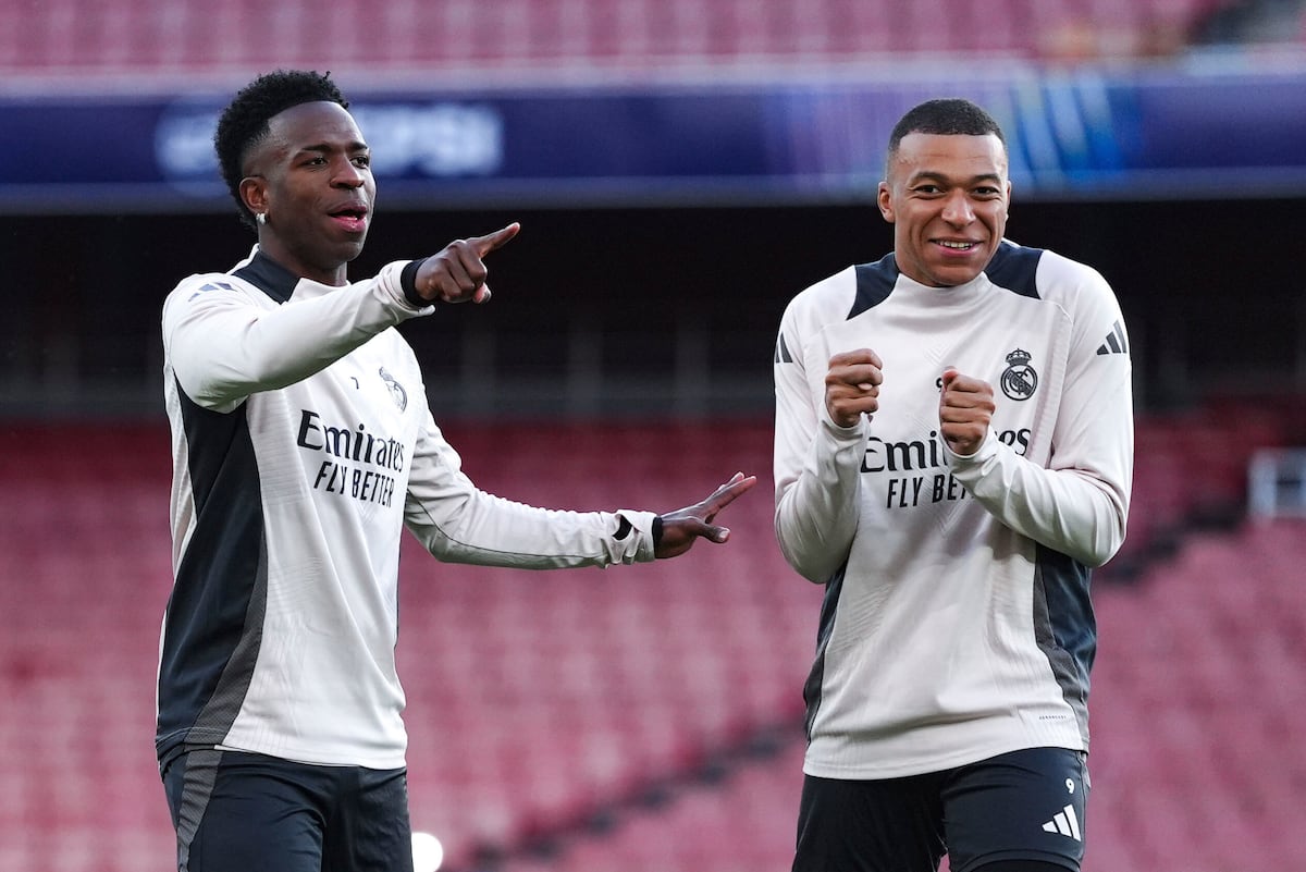Vinicius e Mbappé durante o treinamento nesta segunda-feira, antes do jogo de ida das quartas de final da Liga dos Campeões contra o Arsenal. (Foto: Bradley Collyer/AP)