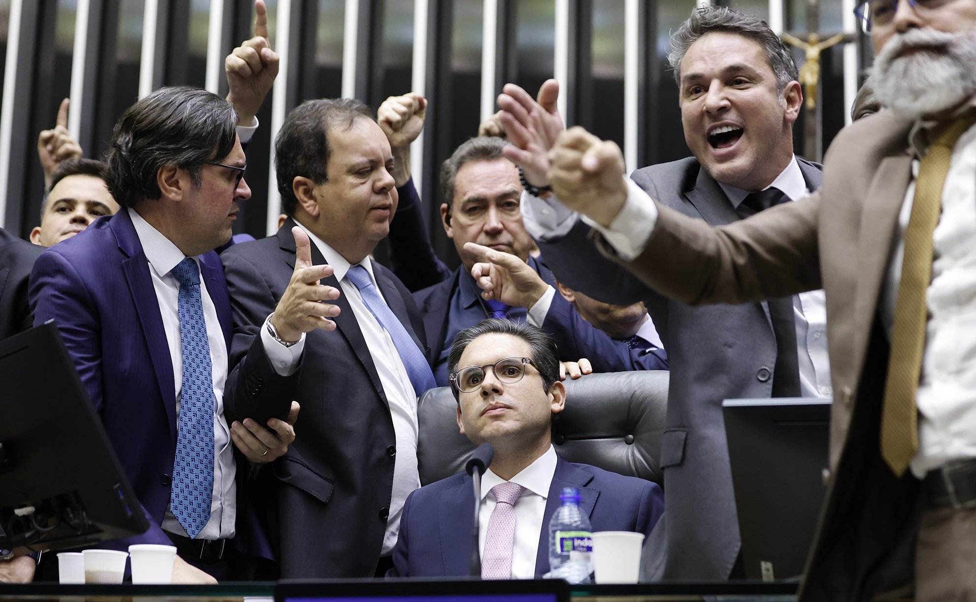 Motta enfrenta dilema entre oposição e aliados em meio a pressões políticas