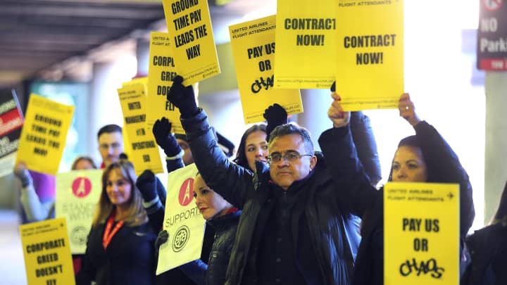 Comissários de bordo da United Airlines rejeitam aumento salarial de 26%