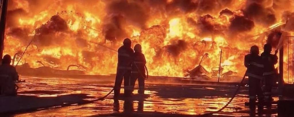 Incêndio devastador consome fábrica de veículos em Manaus por mais de 15 horas