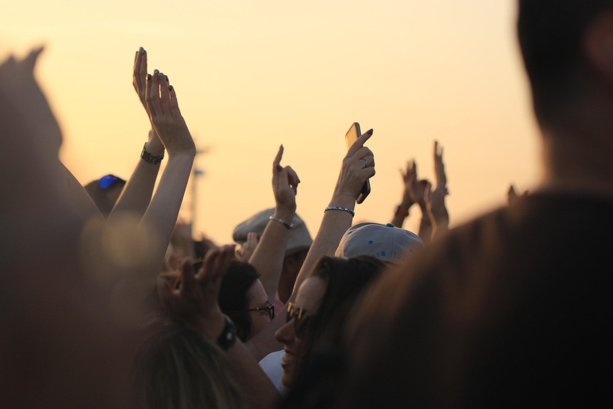 Eventos sociais promovem felicidade, revela nova pesquisa científica