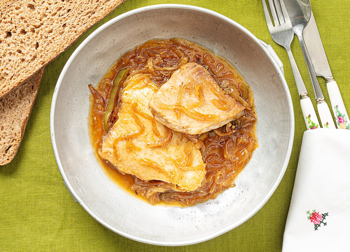 Bonito encebollado se destaca como prato tradicional da temporada atual