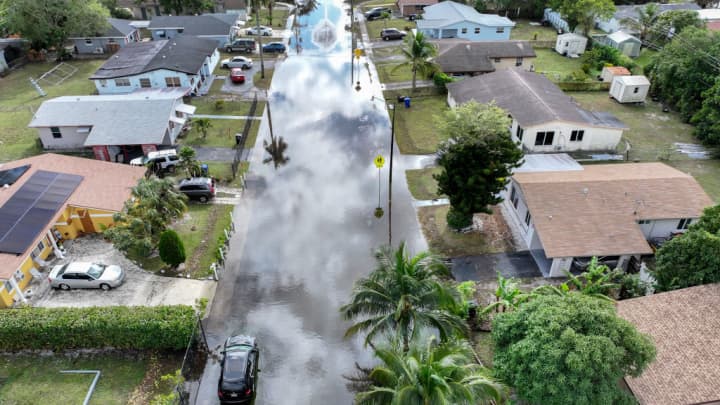 Uma placa de venda de imóveis está em frente a uma propriedade queimada, após o incêndio Palisades no bairro Pacific Palisades em Los Angeles, Califórnia, EUA. 13 de janeiro de 2025. (Foto: Mike Blake | Reuters)
