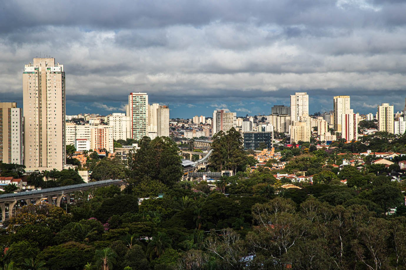 São Paulo registra sol, nuvens e chuvas intermitentes nesta sexta-feira, 25