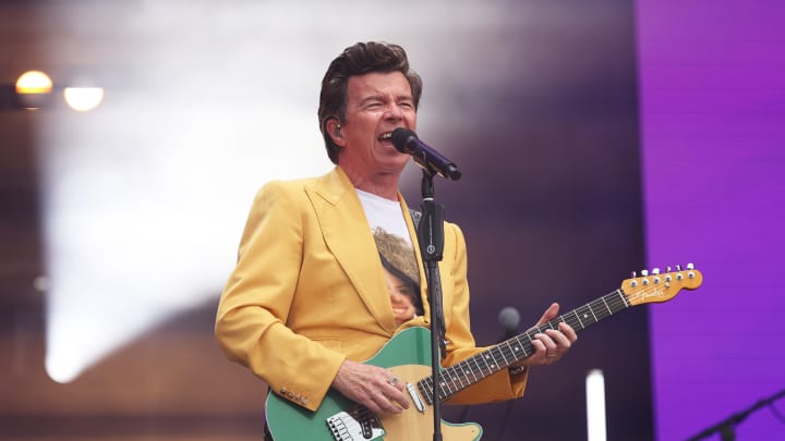 Rick Astley celebra 1 bilhão de streams de 'Never Gonna Give You Up' no Spotify