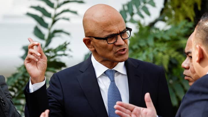 Microsoft enfrenta desafios emocionais após cortes de empregos, diz Satya Nadella