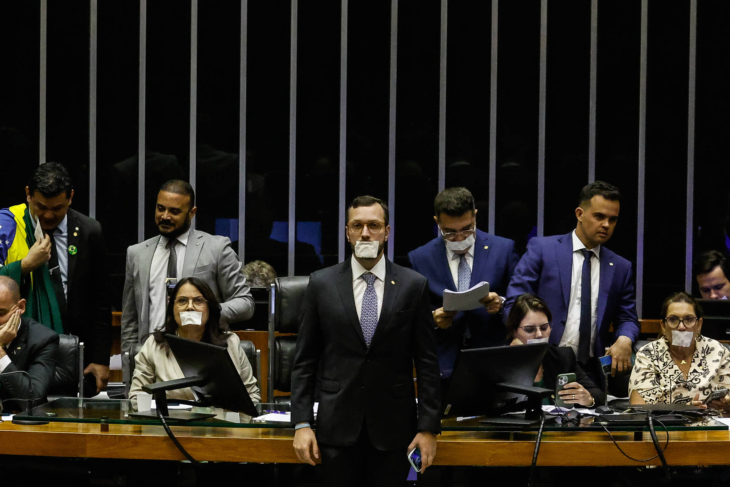 Bolsonaristas promovem motim na Câmara com protesto de 30 horas em memes