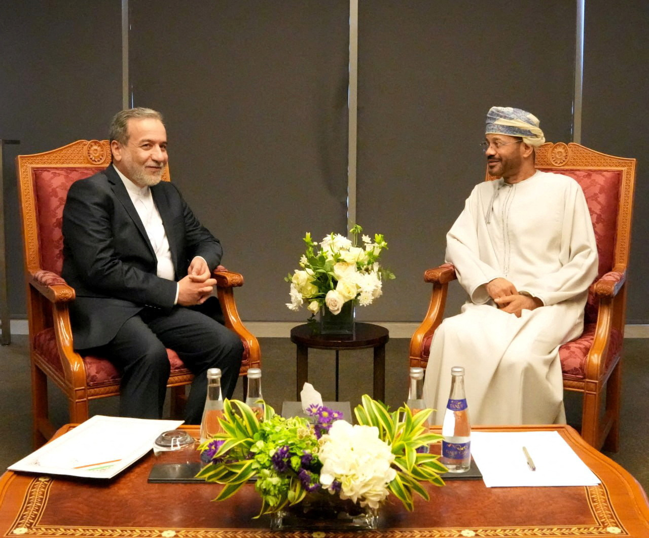 Ministro das Relações Exteriores do Irã, Abbas Araghchi, encontra-se com o ministro das Relações Exteriores de Omã, Sayyid Badr Albusaidi, em Muscat, Omã (Foto: Ministério das Relações Exteriores do Irã/WANA (West Asia News Agency)/Divulgação via REUTERS)