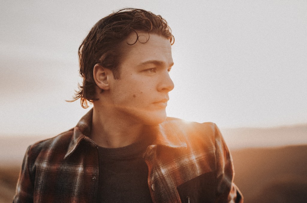 Max McNown lança 11 novas faixas de 'Night Diving' para streaming imediato